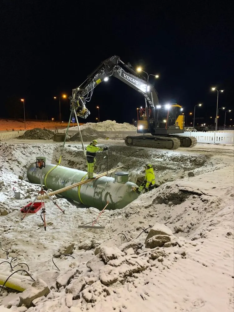 Säiliön asennus yövuorossa