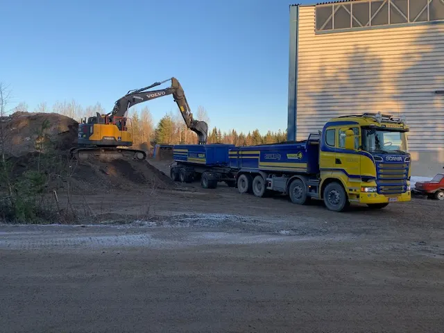Maa-aineksen siirto ja kuormaus