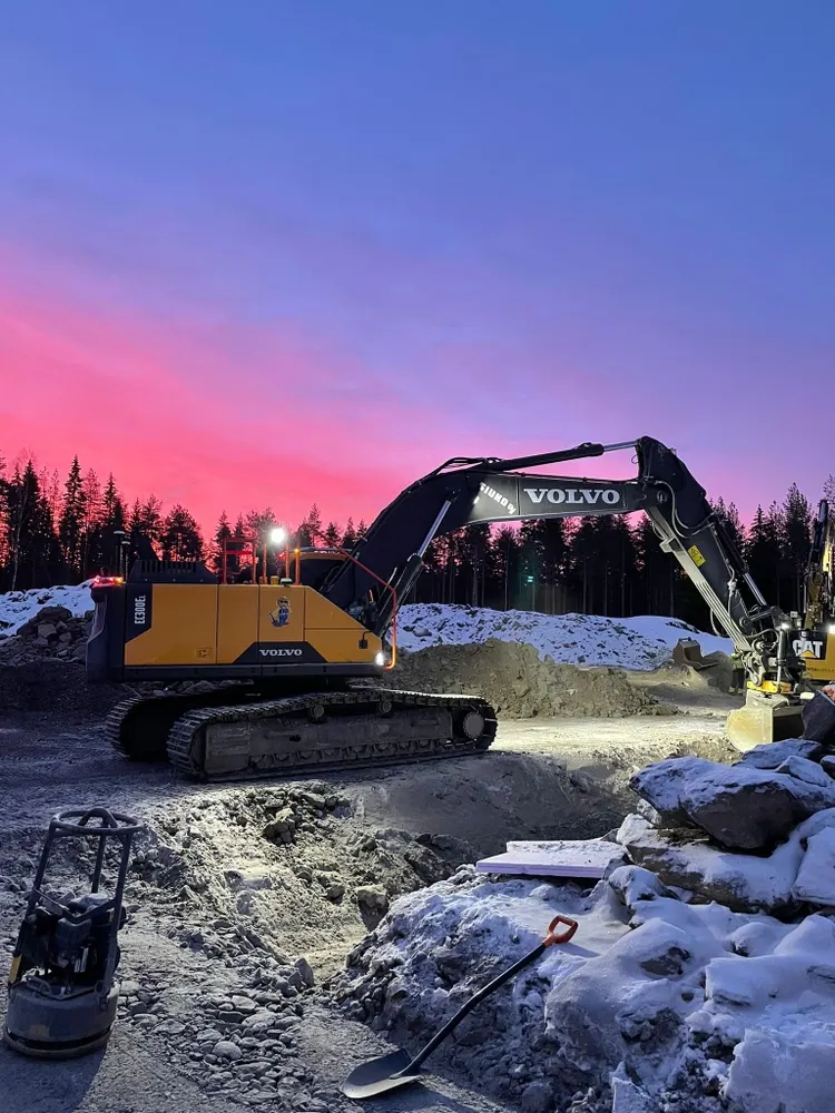 Pohjatyöt aamunkoitteessa