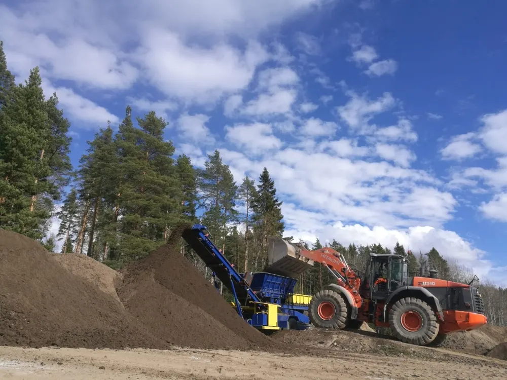 Maa-aineksen lajittelu seulalla