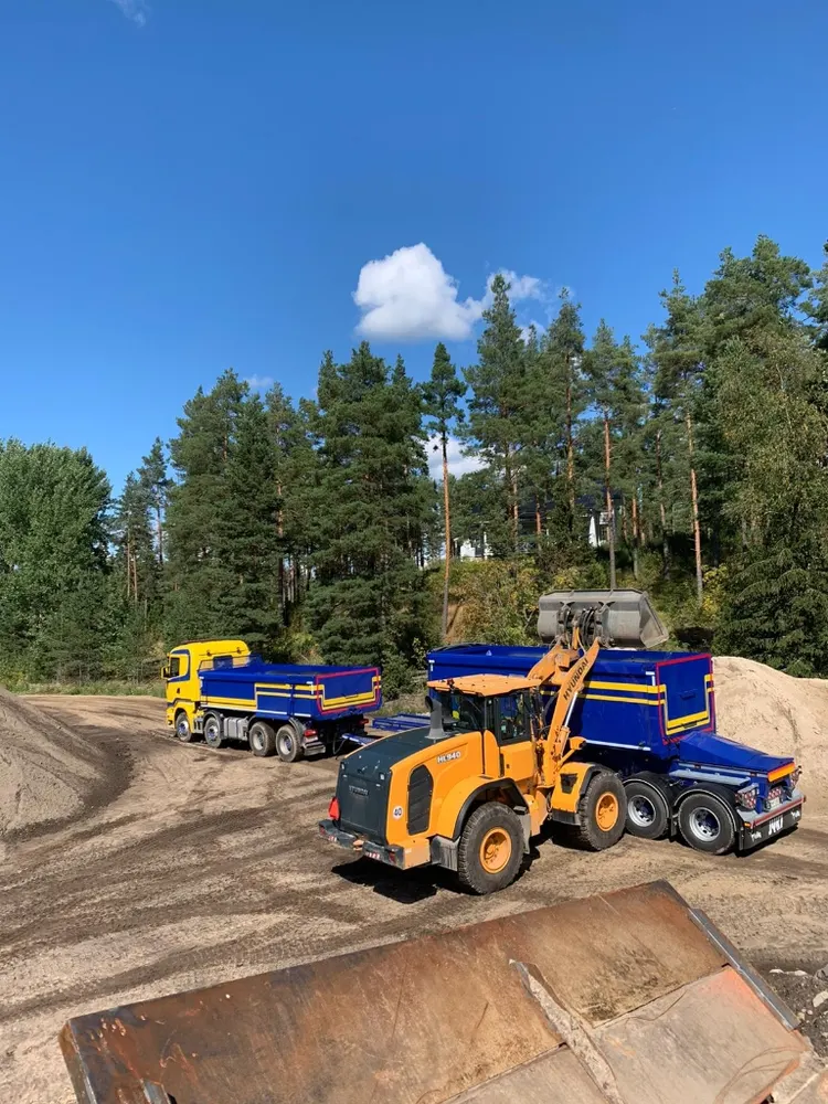 Maa-ainesten lastaus ja haku