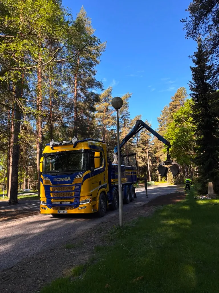 Scania kuorma-auto metsässä