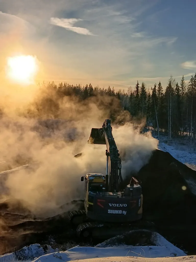 Volvo kaivinkone työmaalla